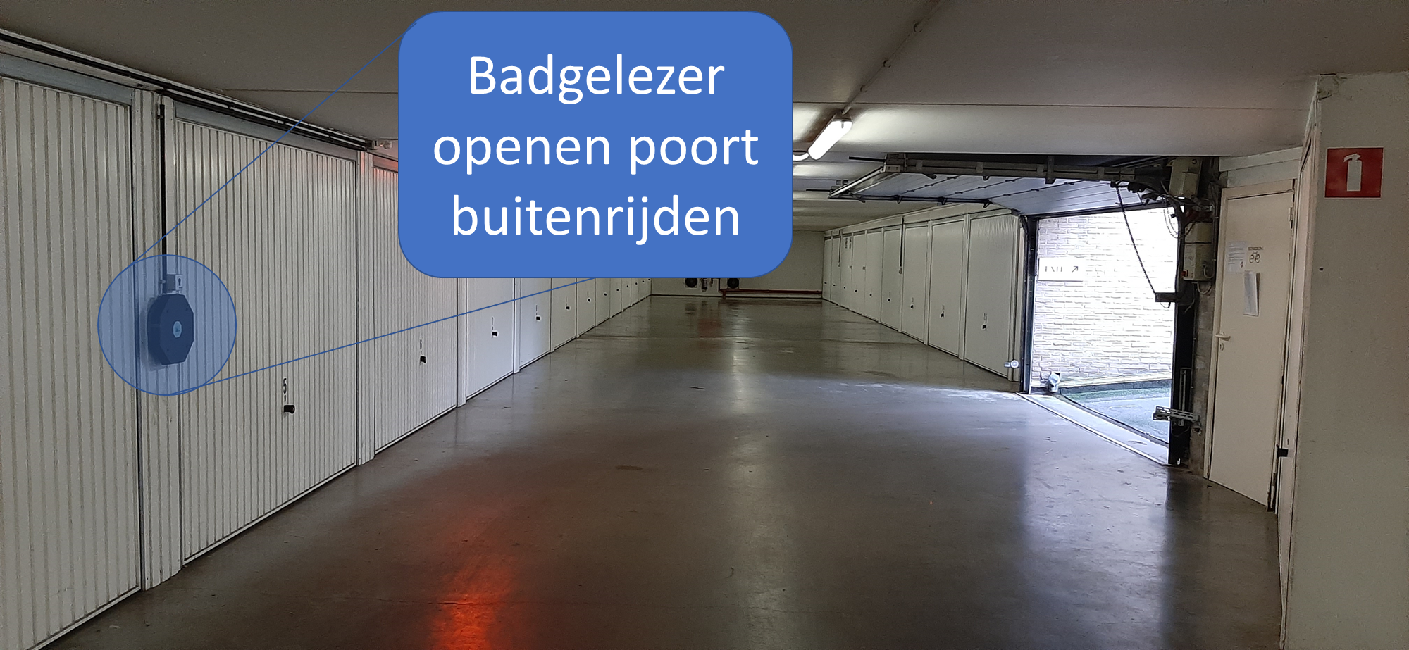 Plaats van de bagdelezer voor het openen van de poort bij het buitenrijden.